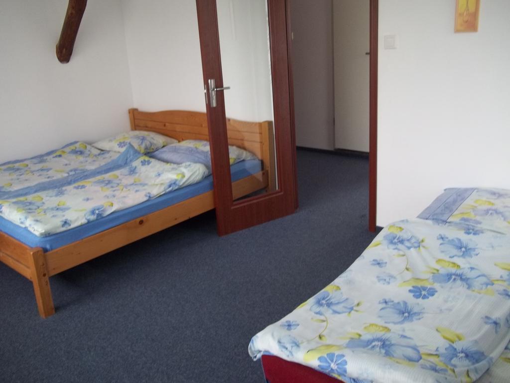 Gadanyi Vendeghaz Es Lovarda Komló Exteriör bild