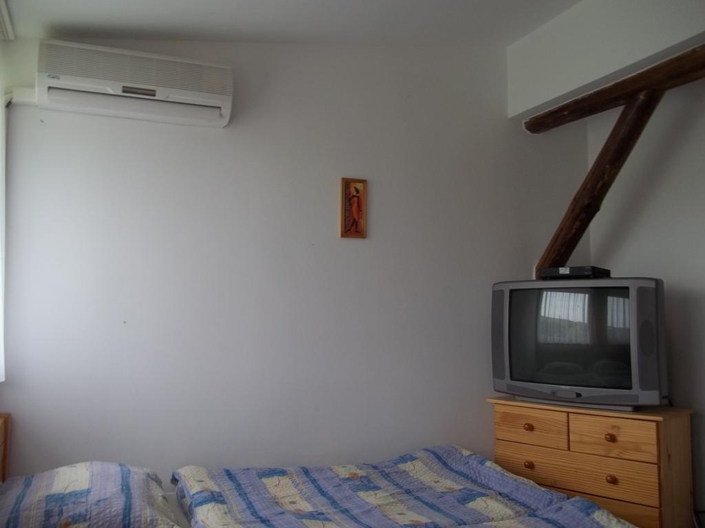Gadanyi Vendeghaz Es Lovarda Komló Exteriör bild